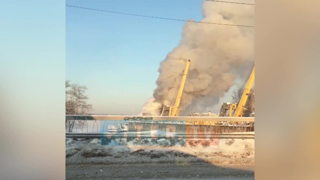 На территории судоремонтного завода в поселке Отрадное горит буксир