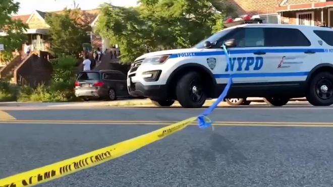 В Бруклине неизвестный открыл стрельбу из машины