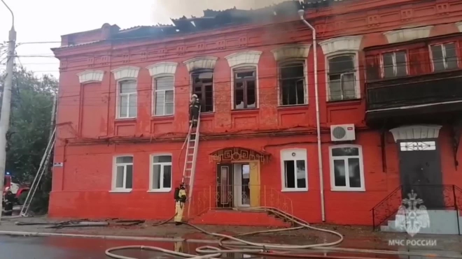 В Астрахани загорелось двухэтажное нежилое здание