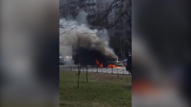 Опасное видео из Петербурга: на КАД загорелась "ГАЗель"