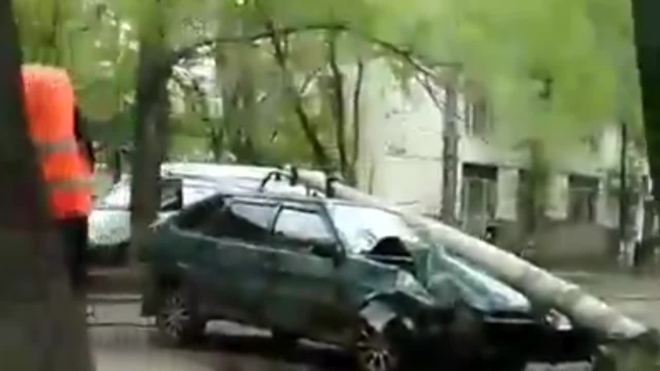 Ужасающее видео из Ульяновска: легковушка снесла столб