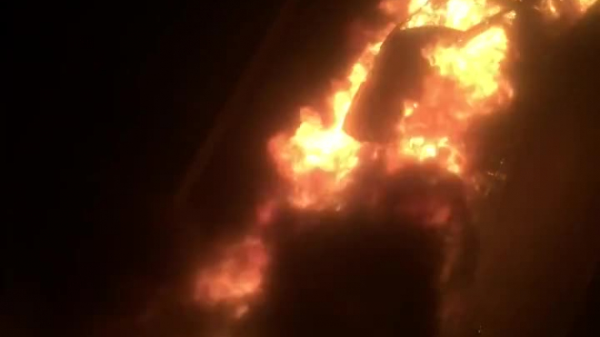 В Приморском районе подожгли "Мерседес", следом сгорели еще две машины