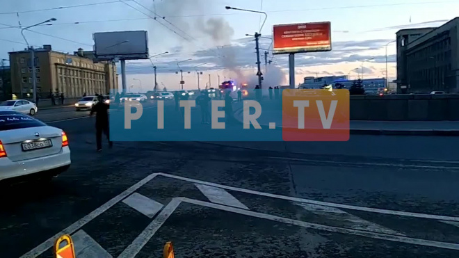 На мосту Александра Невского горит автобус