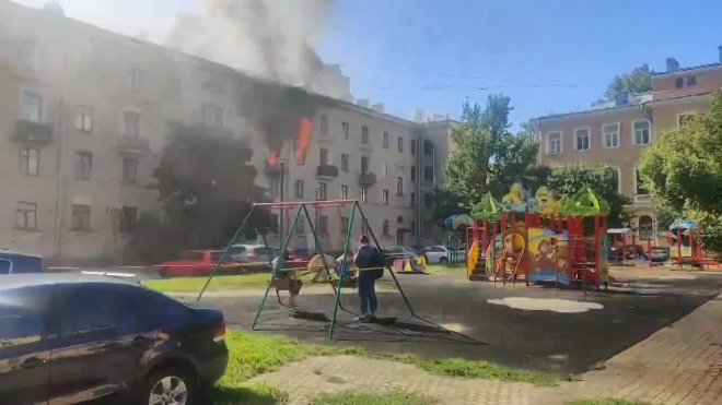 Видео: дети продолжили качаться на качелях, несмотря на пожар в соседнем доме