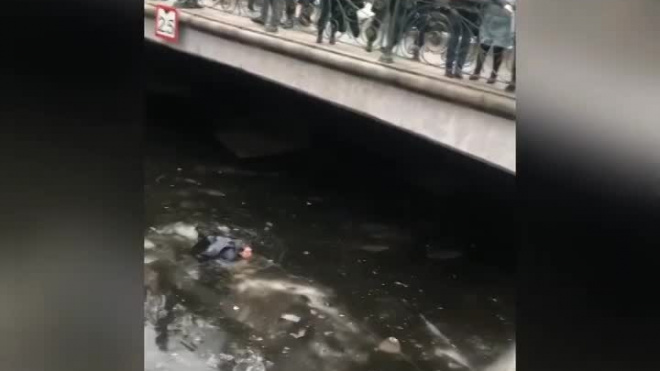 Лейтенант туристической полиции рассказал, как спасал петербуржца, упавшего в канал