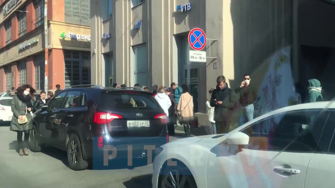 Десятки петербуржцев встали в очереди в филиалы банка ВТБ