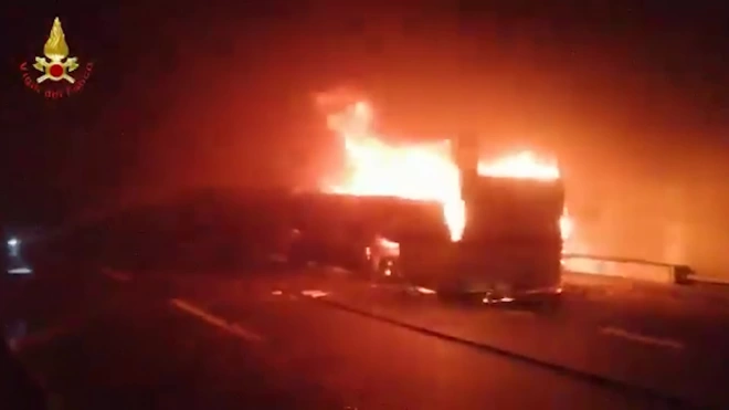 В Италии водитель спас 25 детей из загоревшегося автобуса