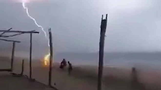 Появилось видео удара молнии в двух людей на пляже в Мексике