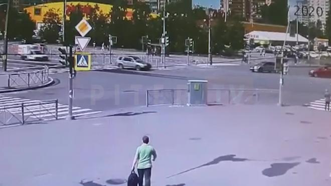 В ДТП на перекрестке Просвещения и Ушинского пострадали три человека
