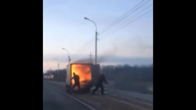 Видео очевидцев: огонь в полыхающем грузовике заперли на замок