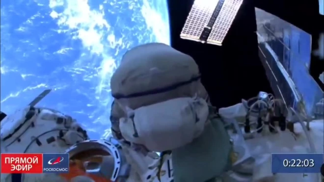 Космонавты развернули в открытом космосе копию Знамени Победы