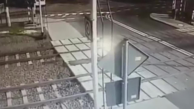 Опубликовано видео с моментом наезда скоростного поезда на машину скорой в Польше