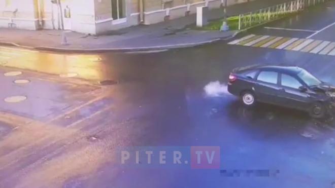 Видео: в Ломоносове столкнулись две иномарки
