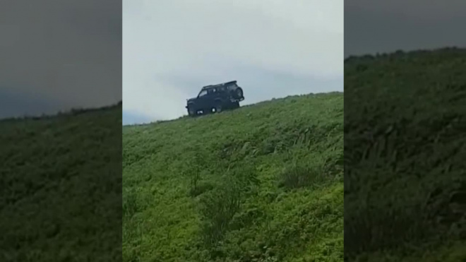 Видео от очевидца: Во Владивостоке джип сорвался с горы, люди вылетели из машины