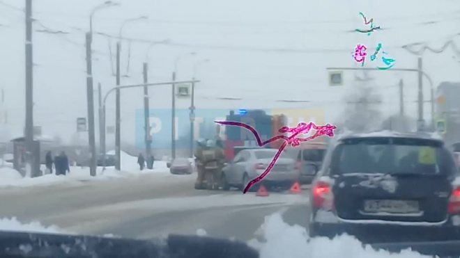Видео: на юго-западе Петербурга столкнулись два автомобиля