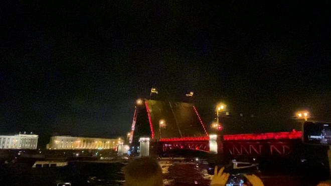Видео: Ночью 8 августа Дворцовый мост развели под звуки оперы
