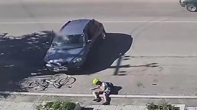 В Чите водитель сбил 15-летнюю девочку на велосипеде, помог ей встать и скрылся