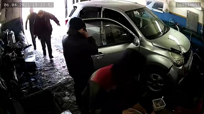 В Якутске женщина насмерть задавила работника автосервиса