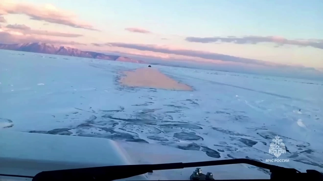 В Бурятии туристы застряли на льду Байкала