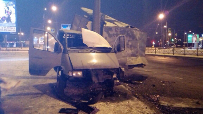 На Народной "ГАЗель" намотало на столб: серьезно пострадал водитель