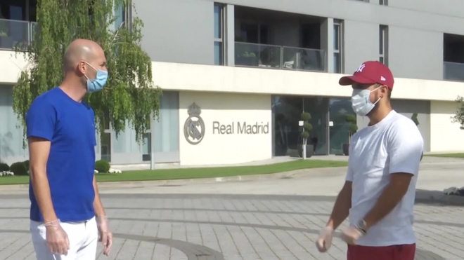 Футболисты "Реала" приехали на базу клуба в перчатках и масках