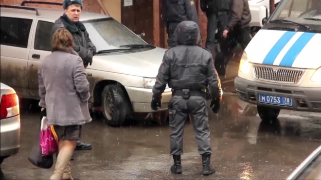 В Петербурге двое жителей Калмыкии представились "девушкой" и ограбили таксиста