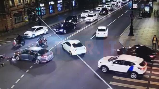 Едущая на красный сигнал иномарка сбила мотоциклиста на Невском проспекте