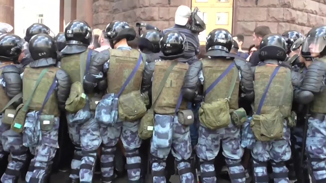ВЦИОМ: Почти 70% россиян одобрили жесткие меры по разгону митинга в Москве 27 июля