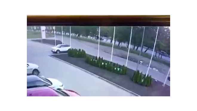 Видеокадры: клиент автосалона Porsche взяв машину на тест-драйв попал в ДТП в Ростове