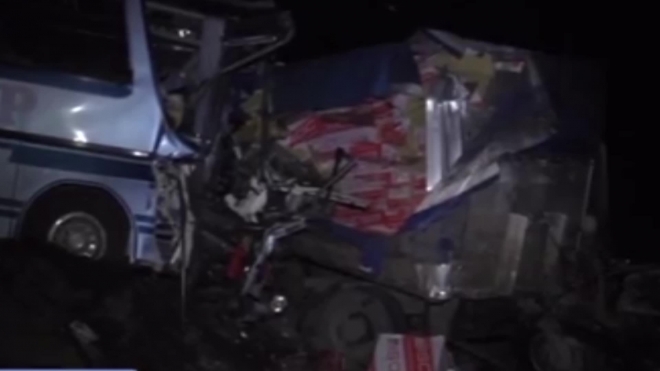 В Рязанской области грузовик врезался в рейсовый автобус: два человека погибли, десятки пострадали