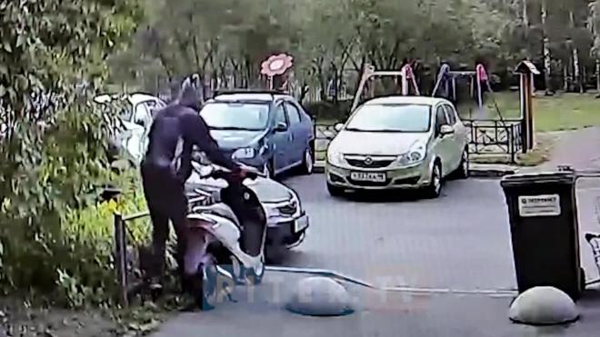 Кража скутера за 30 тысяч рублей в Колпино попала на видео