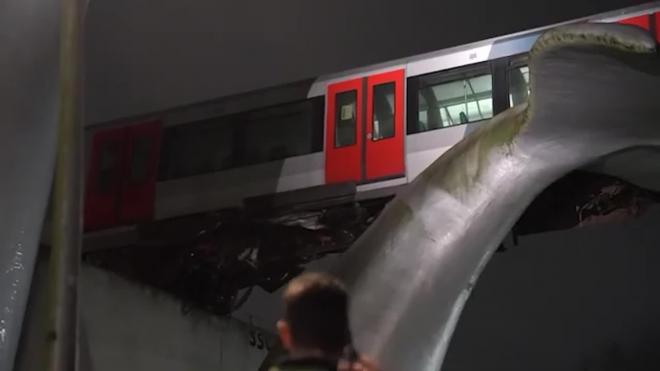 Видео: В Нидерландах скульптура кита спасла поезд метро от падения в воду 