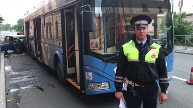 В аварии с троллейбусом в Калининском районе погибли два человека