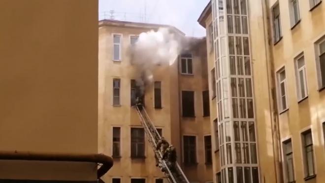 На улице Маяковского тушат пожар в коммуналке