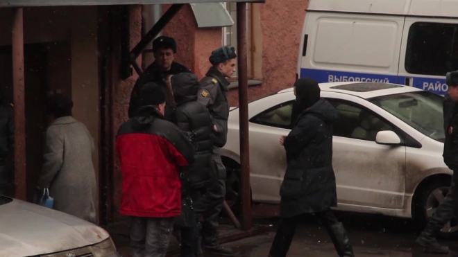  В Петербурге задержали приезжего, угнавшего красный "Мерседес-Бенс" с Херсонской улицы