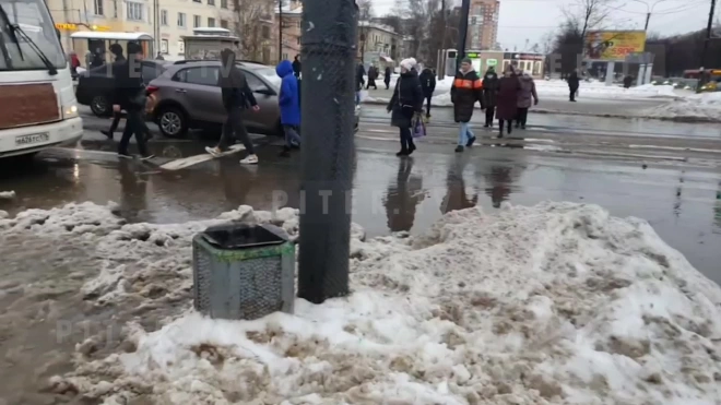 Петербуржцам приходится обходить потоп у метро "Академическая"