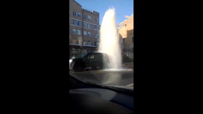 В центре Петербурга забил шестиметровый фонтан: появилось видео