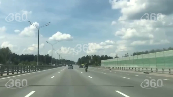 Мотоциклист закинул ногу на ногу и на полной скорости проехался по Минскому шоссе