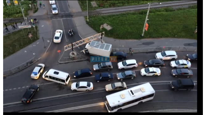 ДТП: на Дыбенко легковушка столкнулась с грузовиком