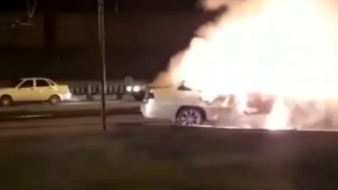 Видео из Краснодара: Возле АЗС полностью выгорела иномарка