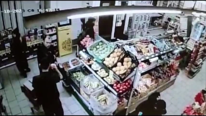Неадекватный покупатель разгромил магазин и ударил мужчину ножом в центре Петербурга