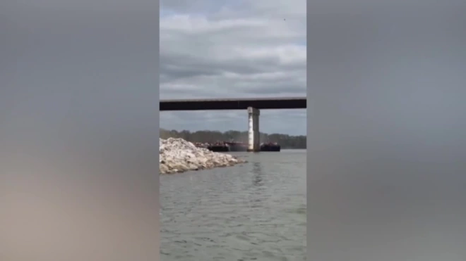 В Оклахоме баржа врезалась в мост