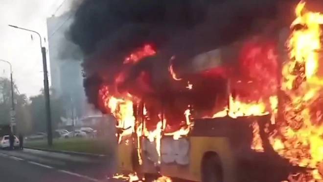 На Маршала Жукова сгорел жёлтый автобус с надписью "Дети"