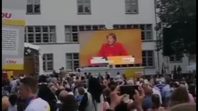 Ангелу Меркель закидали помидорами и освистали на встрече с избирателями