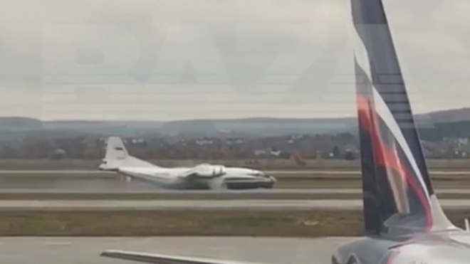 Военно-транспортный самолет Ан-12 совершил аварийную посадку без шасси в Екатеринбурге 