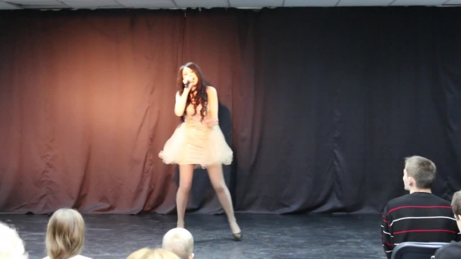 Благотворительный концерт для детей, Красивая девушка танцует
