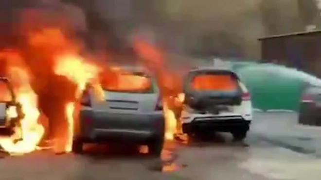 Две бытовки и 10 автомобилей загорелись в Москве