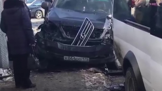 Видео жуткого ДТП в Челябинске: внедорожник вылетел на остановку и сбил 4 человек