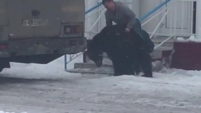 Смелое видео: на Ямале мужчина оседлал медведя