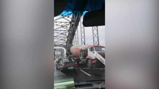 Бетономешалка подбила легковушки на Большеохтинском мосту
